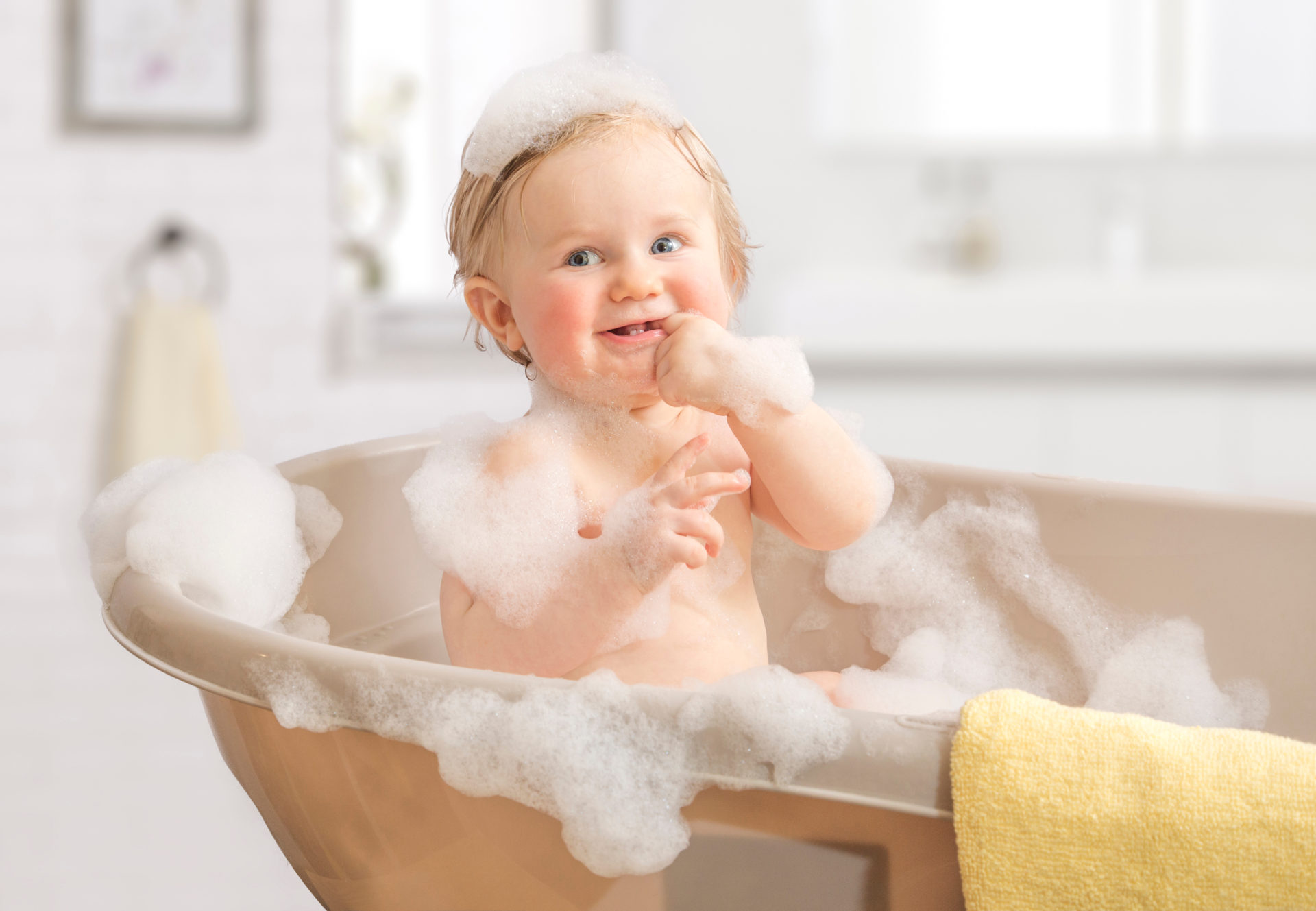 shutterstock_1423978946 Baby taking a bath in a bathtub
